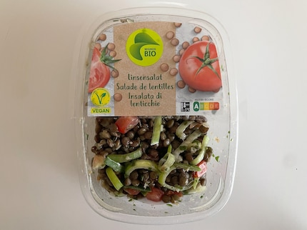 La salade de lentilles bio de Migros est l'une des quatre salades prêtes à l'emploi qui ont passé l'échantillon de K-Tipp.