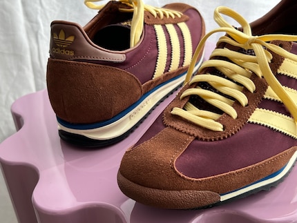 Nylon, suede and smooth leather - a beautiful mix of materials.
