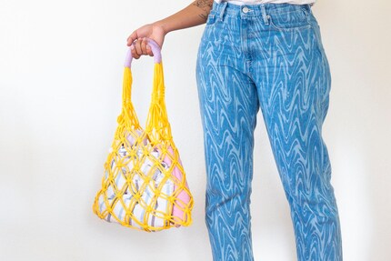 Jetzt bin ich ausgerüstet für die Badi – mit meiner selbst geknüpften Tasche. 