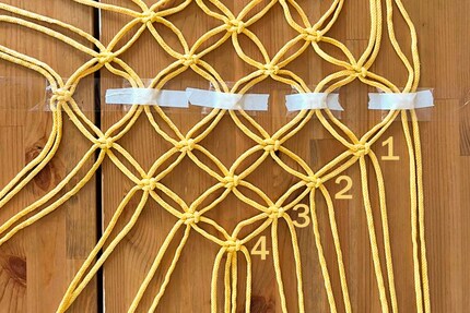 Achte auf die richtige Reihenfolge der Seile, damit alle Knoten gleich sind. Die ersten vier Reihen werden auf dem Tisch geknüpft.