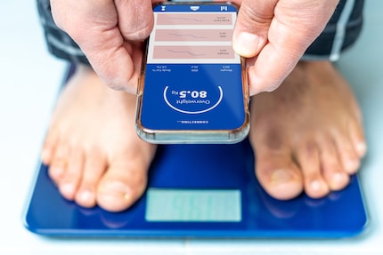 Apps, Fitness-Tracker und smarte Waagen sollen beim Gewichtsverlust unterstützen.