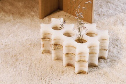 Actuellement, il se dédie à Maana Studios, une marque de textiles et d’accessoires d’intérieur.