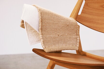 Contrairement aux tapis berbères, ces tapis sont tissés à plat et fabriqués en Inde.