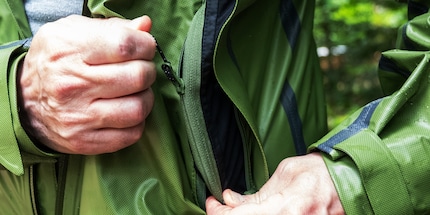 La veste de pluie Wyldwood de Columbia se range dans la poche latérale.