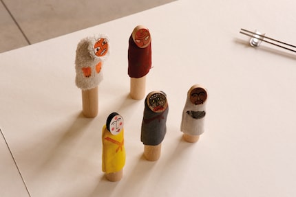 Anna Bachmann redesignt Puppen des koreanischen Maskenspiels «Tal-Norizu» im Stil von Schweizer Typografie-Elementen aus den Fünfzigern.