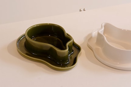 «The Ticino» von Soyoung Kim ist ein kreativ gestaltetes Geschirr, inspiriert von der Form des Schweizer Weinanbaugebiets im Tessin.