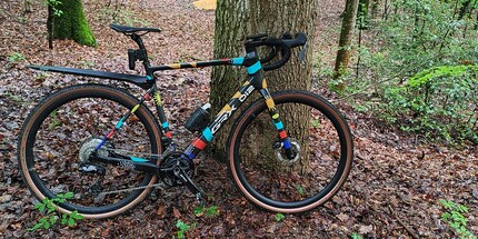 The test bike from Shimano with the new GRX Di2 RX825 and the Schwalbe G-One R with 45-millimetre tyres.
