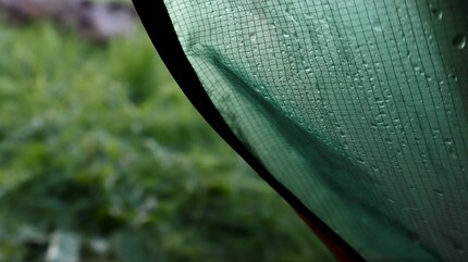 Aussen nass, innen trocken – das silikonbeschichtete Material hielt die Feuchtigkeit fern.