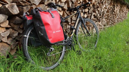 Mein Outdoor-Schlafzimmer, Wechselklamotten, Kamera und Snacks sind sicher verstaut in den wasserdichten Fahrradtaschen.