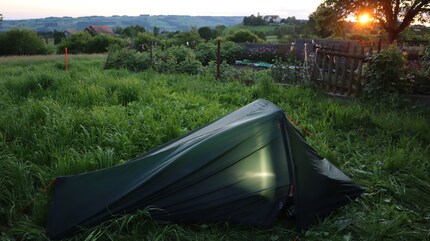 Gemütlich eingerichtet auf einer Wiese, jetzt kann die Nacht kommen.