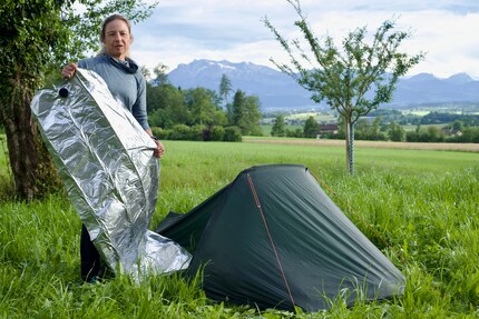 Durch die reflektierende Beschichtung bietet die aufblasbare Isomatte viel Wärme.