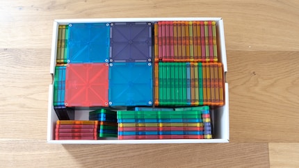 Kompakt gepackt: Die 100 Magna-Tiles aus dem Set im Test sind schön ordentlich aufgeräumt.