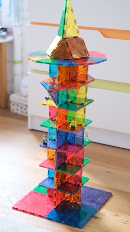 Das höchste der Gefühle: ein Turm aus Magna-Tiles. Die Lego-Bewohner hat meine Tochter rekrutiert.