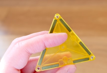 Das durchsichtige Plastik ermöglicht einen Blick auf die Magnetquader in den einzelnen Tiles.