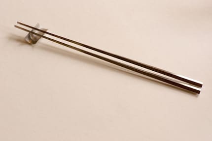 Traditionelle koreanische Essstäbchen in neuem Look: «Metamorfosis de Julio» von Milagros Rodríguez.