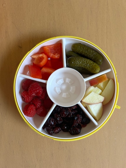 La partie Snack Spinner a cinq petits compartiments individuels.