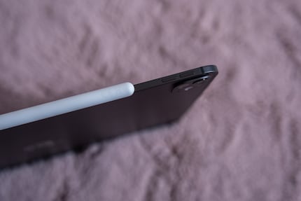 De iPad Pro (hier de 13 inch versie) is dunner dan de Apple Pencil.