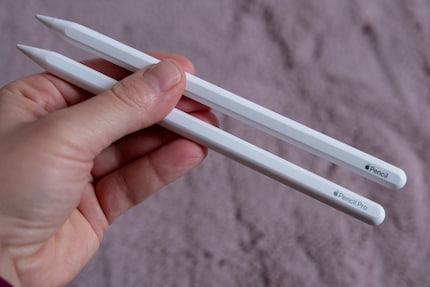 De Apple Pencil Pro ziet er praktisch hetzelfde uit als de Apple Pencil 2. Maar hij heeft een paar functies meer. Maar hij heeft een paar functies meer.