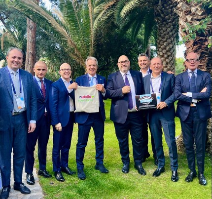 Beaucoup d'hommes d'âge moyen en costume bleu foncé moyen se réjouissent du nouveau Nutella.