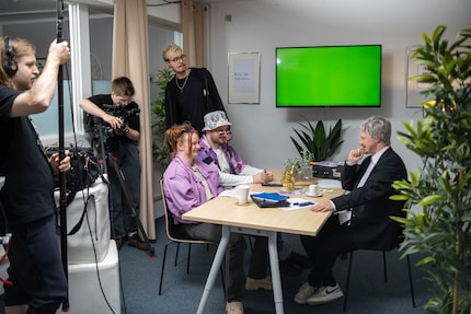 Ubisoft’s free-to-play shooter xDefiant provides a comic interlude. Creative Director Jasper (right) steps in as a Ubisoft suit.