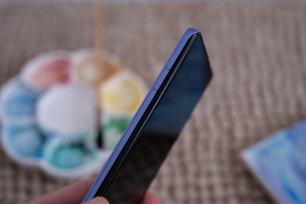 Tout en arrondis, le Motorola Edge 50 Pro offre une sensation de souplesse.