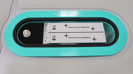 Uno slogan di marketing sulla batteria: la vera avventura e il relax sono migliori senza motore.