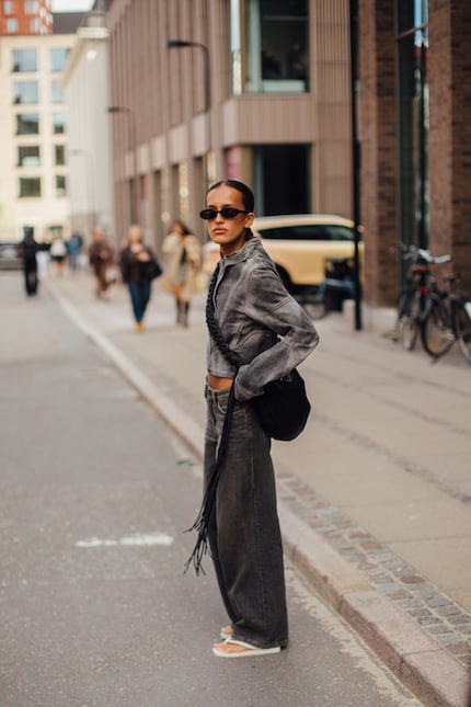 Un look cool con le infradito nel cuore di Copenaghen.