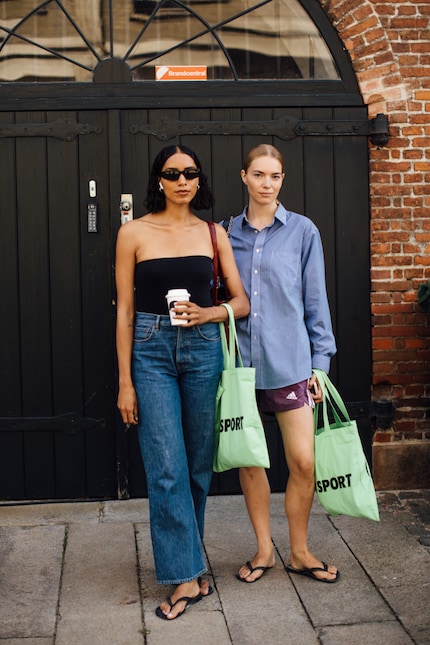 Probabilmente, queste due visitatrici della Fashion Week non vogliono andare in piscina.