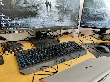 Mit meinem Arbeitslaptop droht der Kabelsalat des Grauens.