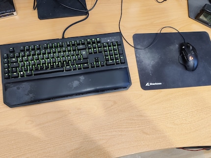 Meine Maus und die Tastatur bringen ein bisschen RGB-Beleuchtung in mein Setup.