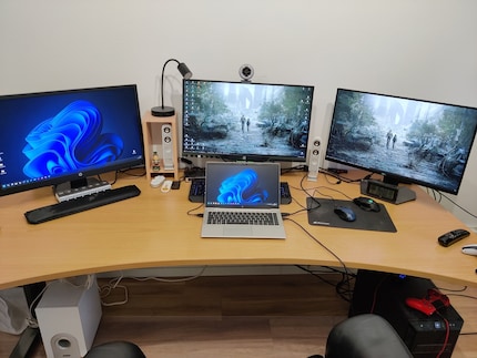 So sieht mein Arbeitsplatz an einem Arbeitstag mit angeschlossenem Arbeitslaptop aus.