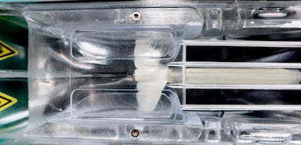 Questa elica alimentata elettricamente spinge la tavola.