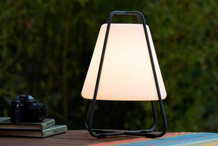 The filigree character of the frame emphasises the pyramid shape of this light fixture.