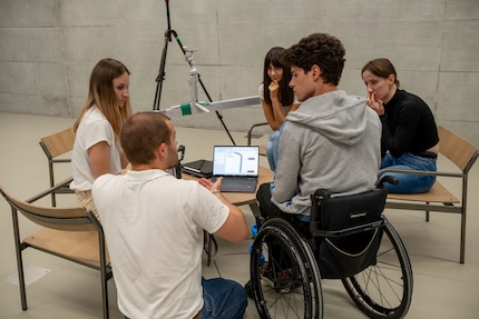 Students Valentina Haas, Francesco Bianchi, Rahel Kaufmann and Michela Calabrò (from left to right) meet with Giuliano Carnovali for a discussion.