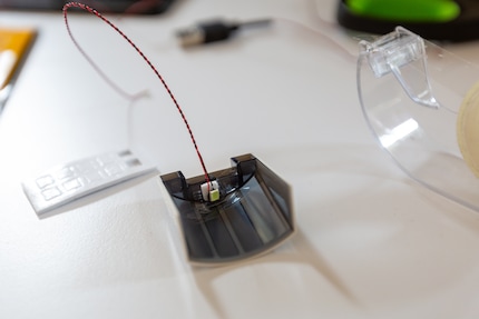 Damit die LED hält, musste ich mit einem Klebestreifen nachhelfen.