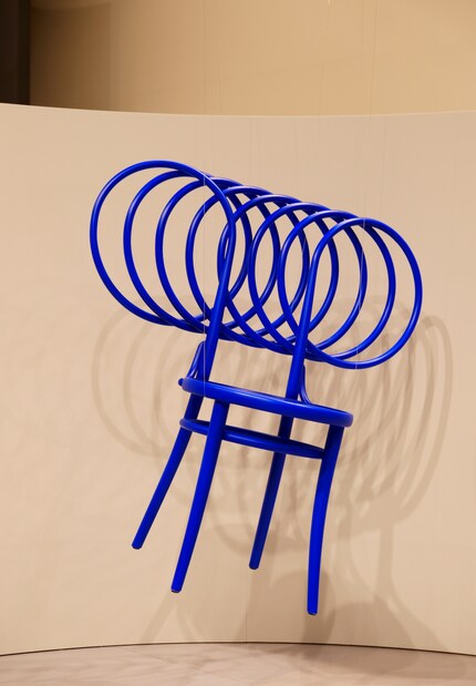 Sedia scultorea: «My Ode», un oggetto solitario blu oltremare, è una reinterpretazione di Jiří Krejčiřík dell'iconica sedia Thonet «n. 14».