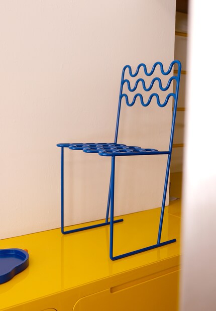 Fredrik Paulsen sceglie un luminoso blu oltremare per la sua «Wavy Chair» di Vero International, per rendere il design ancora più incisivo.