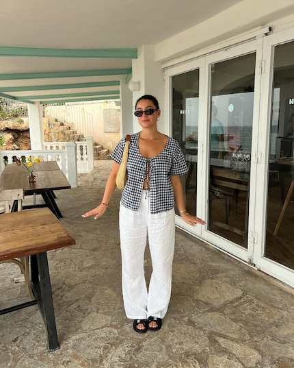 Ein French-Girl-Look wie er im Buche steht.