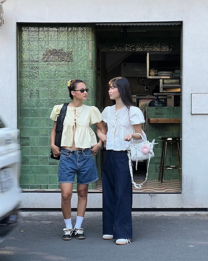 Zu Jeans wirken die verspielten Tops cool.