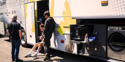 The calm before the storm – the team bus at the start which has its own coffee and washing machine. If needed, solar panels on the roof provide several hours of electricity without running the engine.
