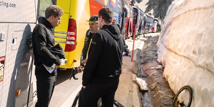 Alex Sans Vega with his rider David de la Cruz after the stage, doing his first analysis.