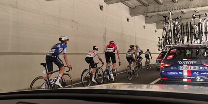 Rider after rider loses touch with the dwindling peloton. Among them is Swiss Marc Hirschi from Team UAE with the number 177.