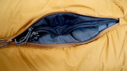 Doppelfunktion: Durch die Lüftungsschlitze kannst du die Hand strecken, um eine Tasse zu halten. Wenn du die Hände drin lässt, schützt das Mesh vor Mücken.