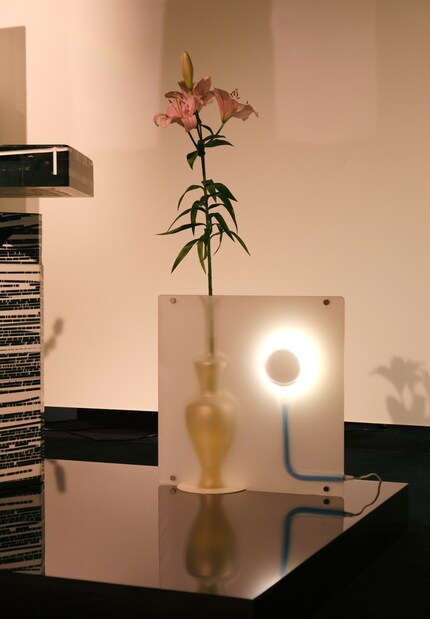Blister LX1103, Andrea Branzi | extérieur en plastique avec clip en métal, vase intérieur en verre. 