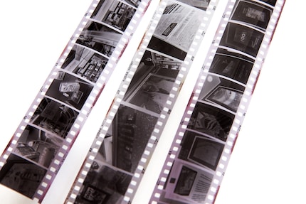 Der mittlere Filmstreifen ist von einer normalen 35mm-Kamera, links und rechts davon siehst du das Halbformat.