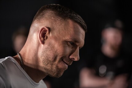 Selbstironisch, geradeaus und sympathisch: So haben wir Poldi auch beim Dreh erlebt.