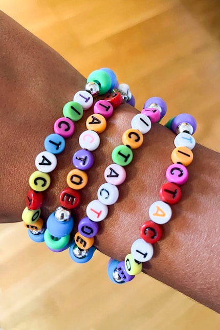 Leider hat es nur für vier von acht Teammitglieder für ein Armband gereicht. Das Set beinhaltet zu wenige «T».