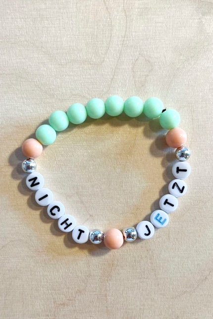 Wenn du morgen früh, vor acht Uhr, etwas von mir willst, strecke ich dir vielleicht mein “Nicht jetzt”-Armband entgegen. 