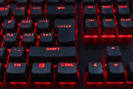 Seul le « E » de la touche Entrée n’est pas éclairé de façon homogène.