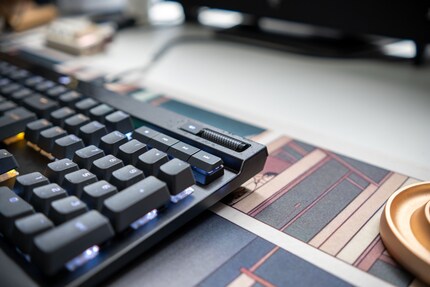 Les touches média sont équipées de switches à dôme en caoutchouc désagréables au toucher.